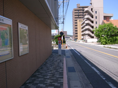 広島法務局東広島支局の庁舎横の駐車場への入り口